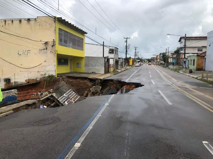 Linhas de ônibus mudam de itinerário após cratera se abrir na Rua Mário Negócio, no bairro das Quintas 7 Chuvas causam destruicao em diversos pontos de Natal 3