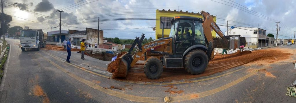 Natal: Linhas de ônibus voltam a trafegar pela rua Mário Negócio; obra para fechar cratera continua 2 Divulgacao STTU