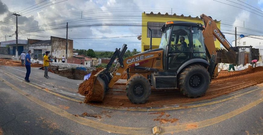 Natal: Linhas de ônibus voltam a trafegar pela rua Mário Negócio; obra para fechar cratera continua