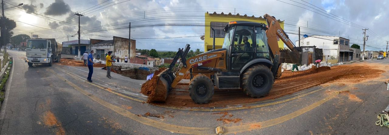 Natal: Linhas de ônibus voltam a trafegar pela rua Mário Negócio; obra para fechar cratera continua