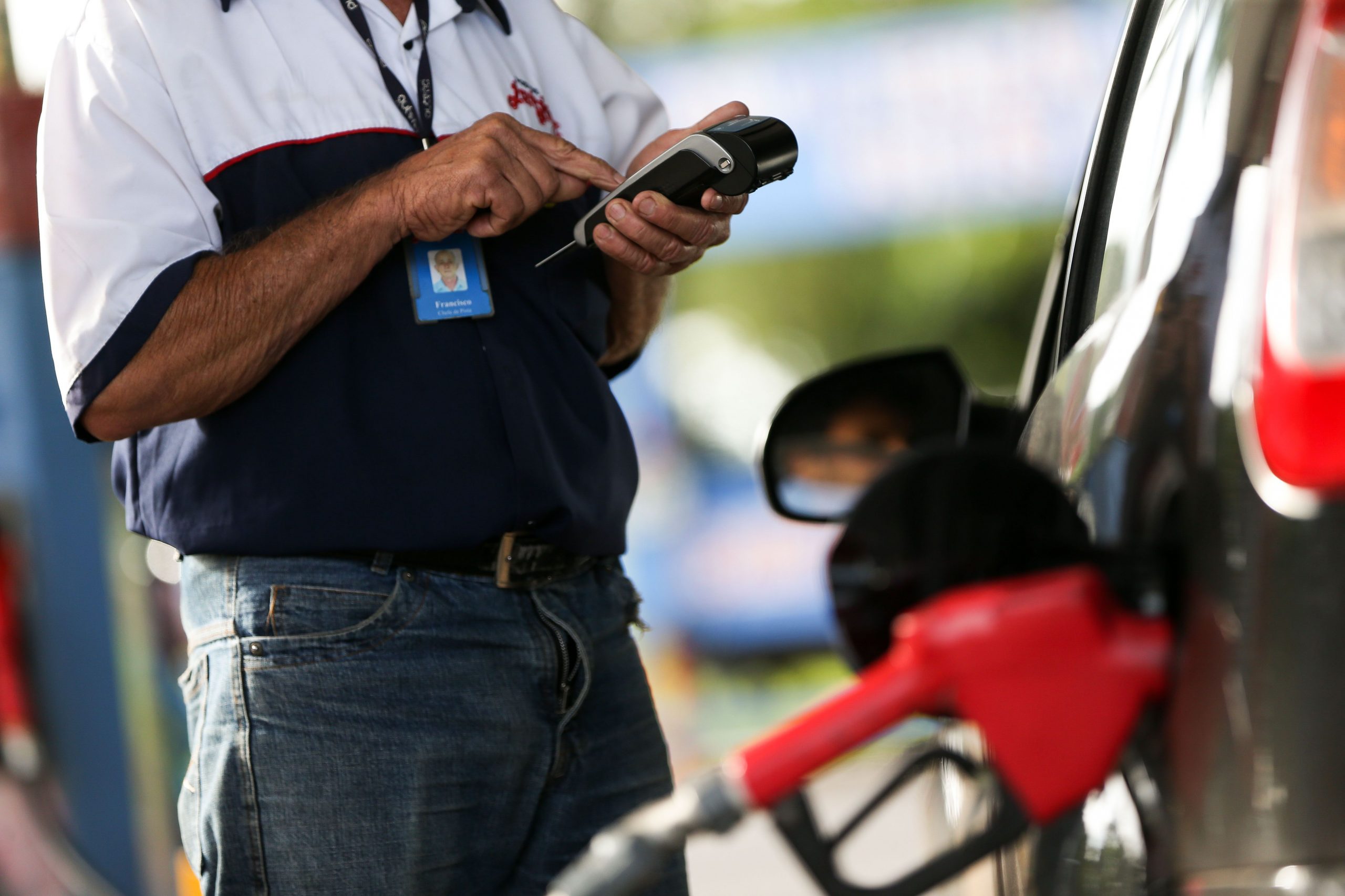 Gasolina mantém preço estável em relação a maio em todo o país