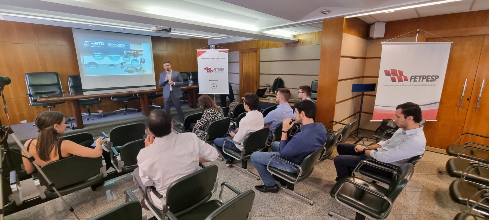 Jovens empresários discutem futuro do transporte de passageiros