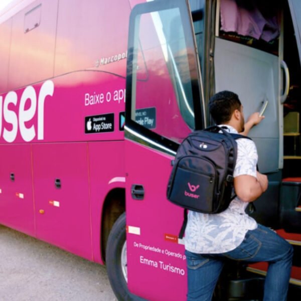 Câmara aprova projeto que proíbe venda de passagens individuais por aplicativos de fretamento como Buser