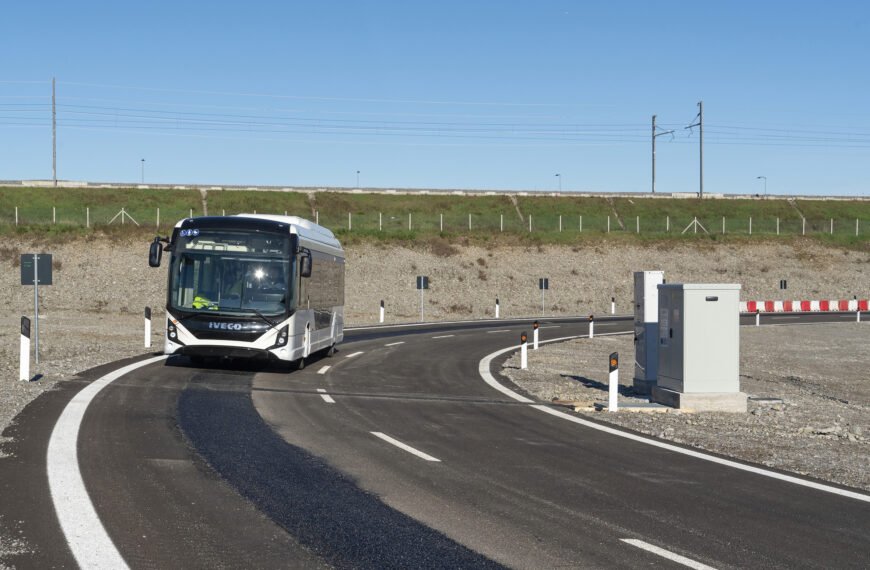 Internacional: Projeto-piloto direciona Iveco rumo a um sistema de mobilidade sem fio de emissão zero