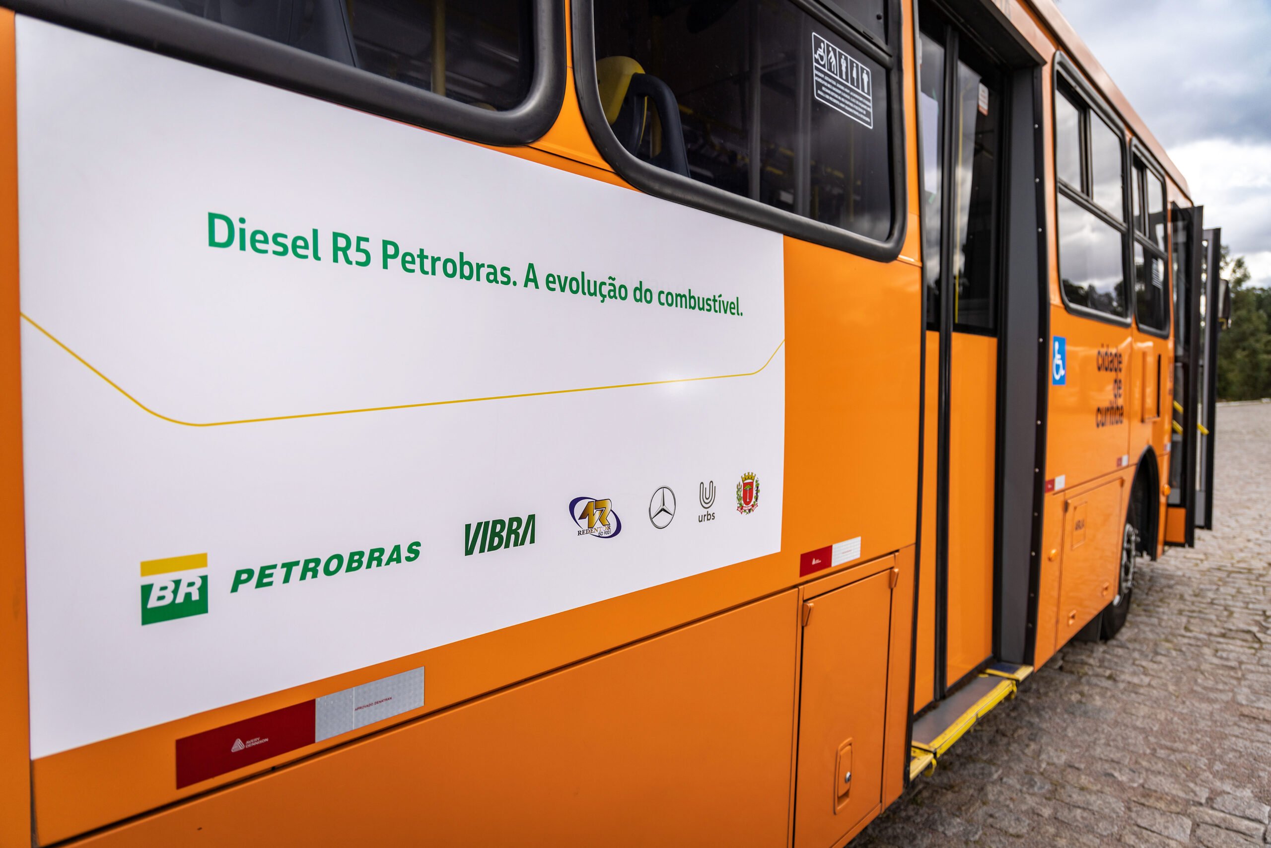 PR: Ônibus Mercedes-Benz são utilizados em testes com Diesel Renovável R5 da Petrobras