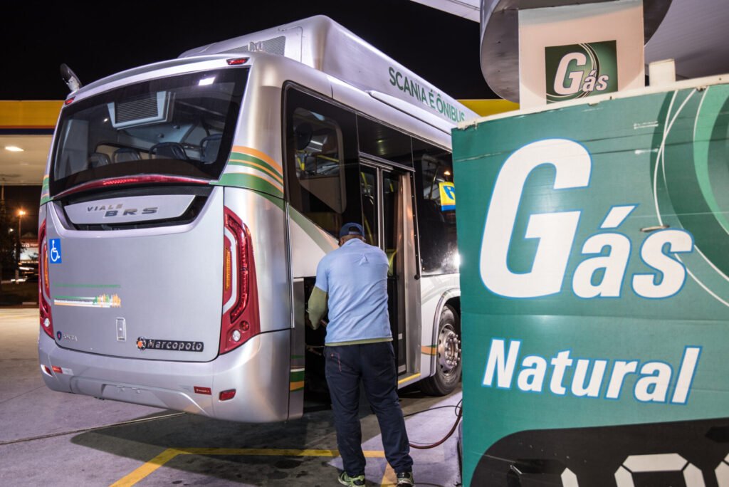Eletricidade e gás são opções combinadas para o transporte 2 Onibus Scania GNV Biometano 5 Scania