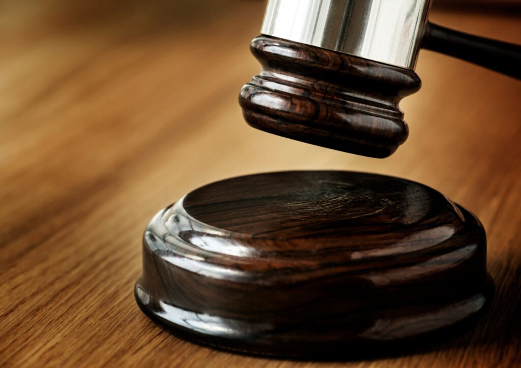 MG: Mantida indenização à família de trabalhador vítima de acidente em micro-ônibus em rodovia 4 closeup of gavel judgement concept Freepik