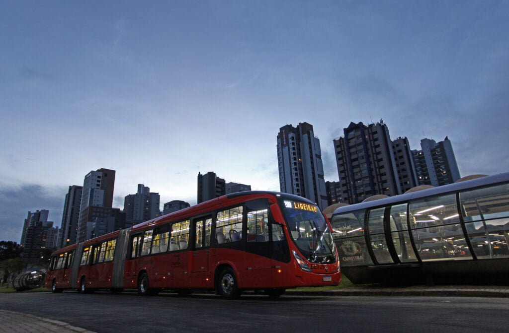 Biarticulado Volvo completa três décadas de revolução no transporte de passageiros 2 Divulgacao 03 Volvo 1