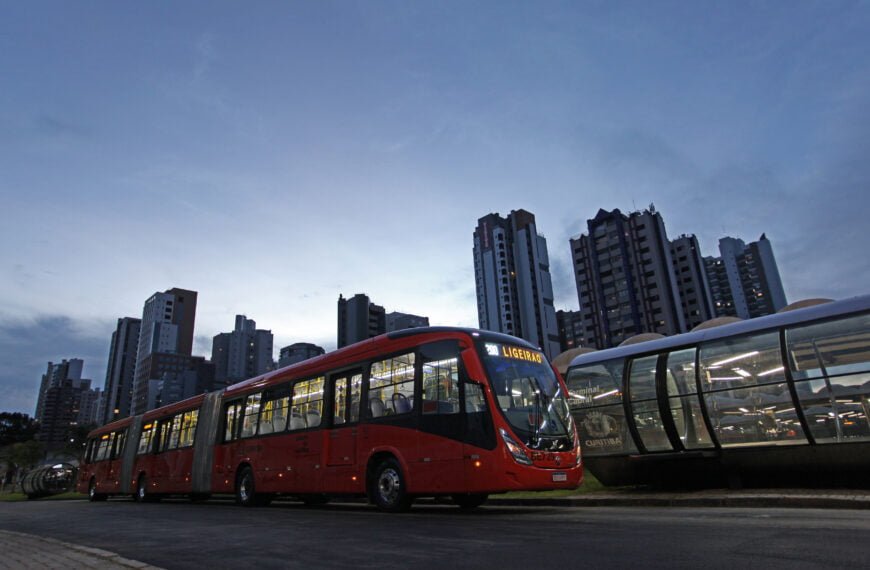 Biarticulado Volvo completa três décadas de revolução no transporte de passageiros