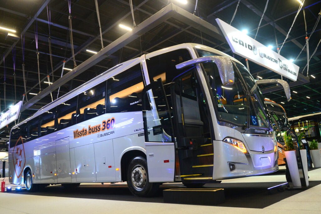 Busscar participa da LAT.BUS 2022 com três de suas estrelas: Vissta Buss DD, Vissta Buss 360 e El Buss 320L 8 estande 5 Busscar
