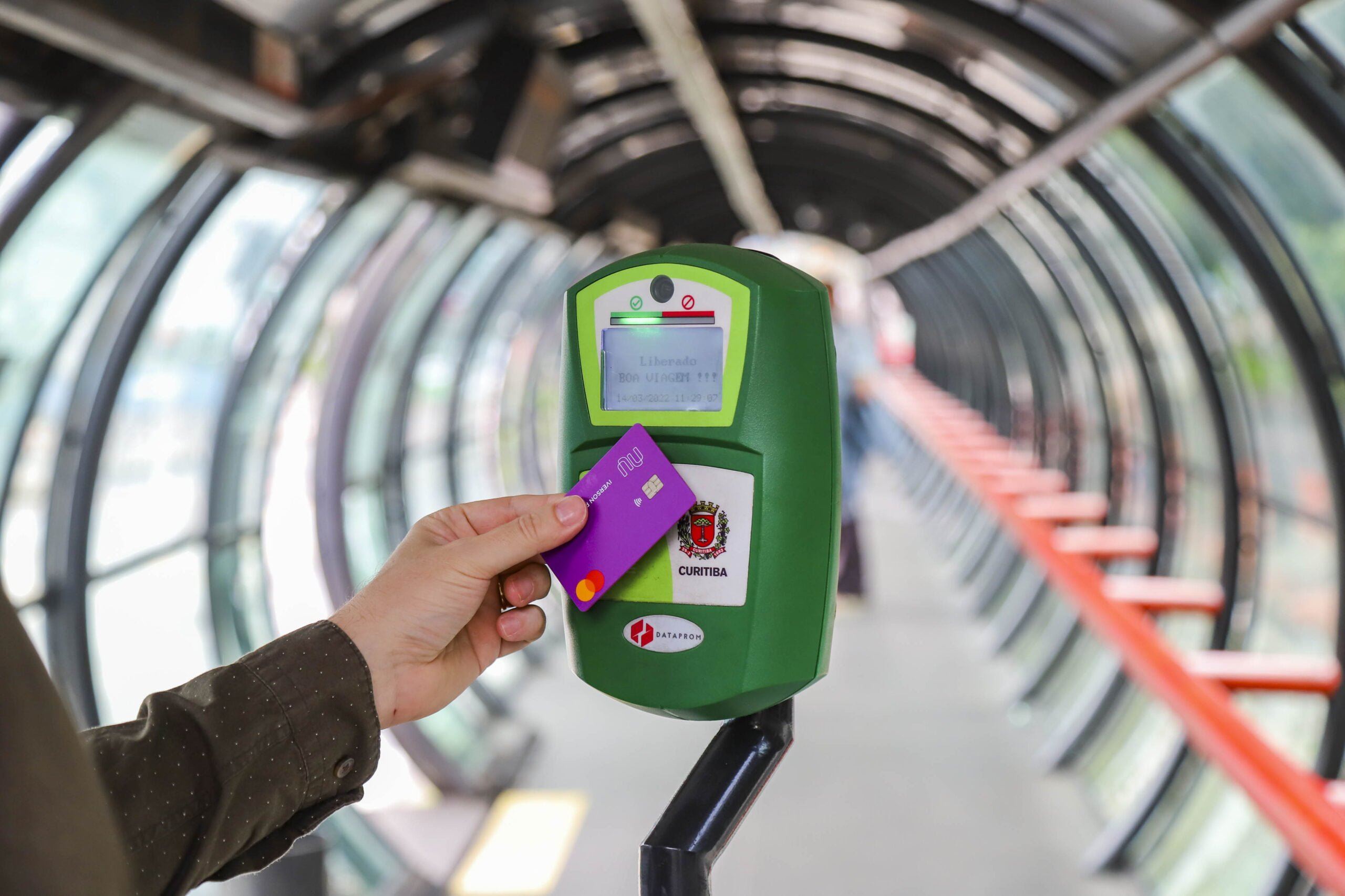 PR: Sistema de transporte de Curitiba passa a aceitar apenas cartão no pagamento da tarifa