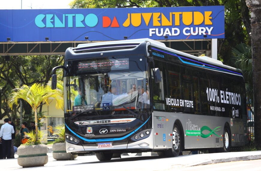 SP: Ônibus elétrico é testado em São José dos Campos, com passageiro andando de graça