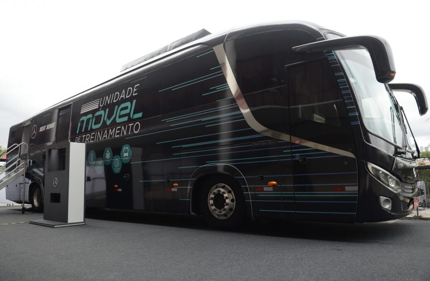 Ônibus Mercedes-Benz é transformado em sala de treinamento com simulador em parceira com SEST SENAT