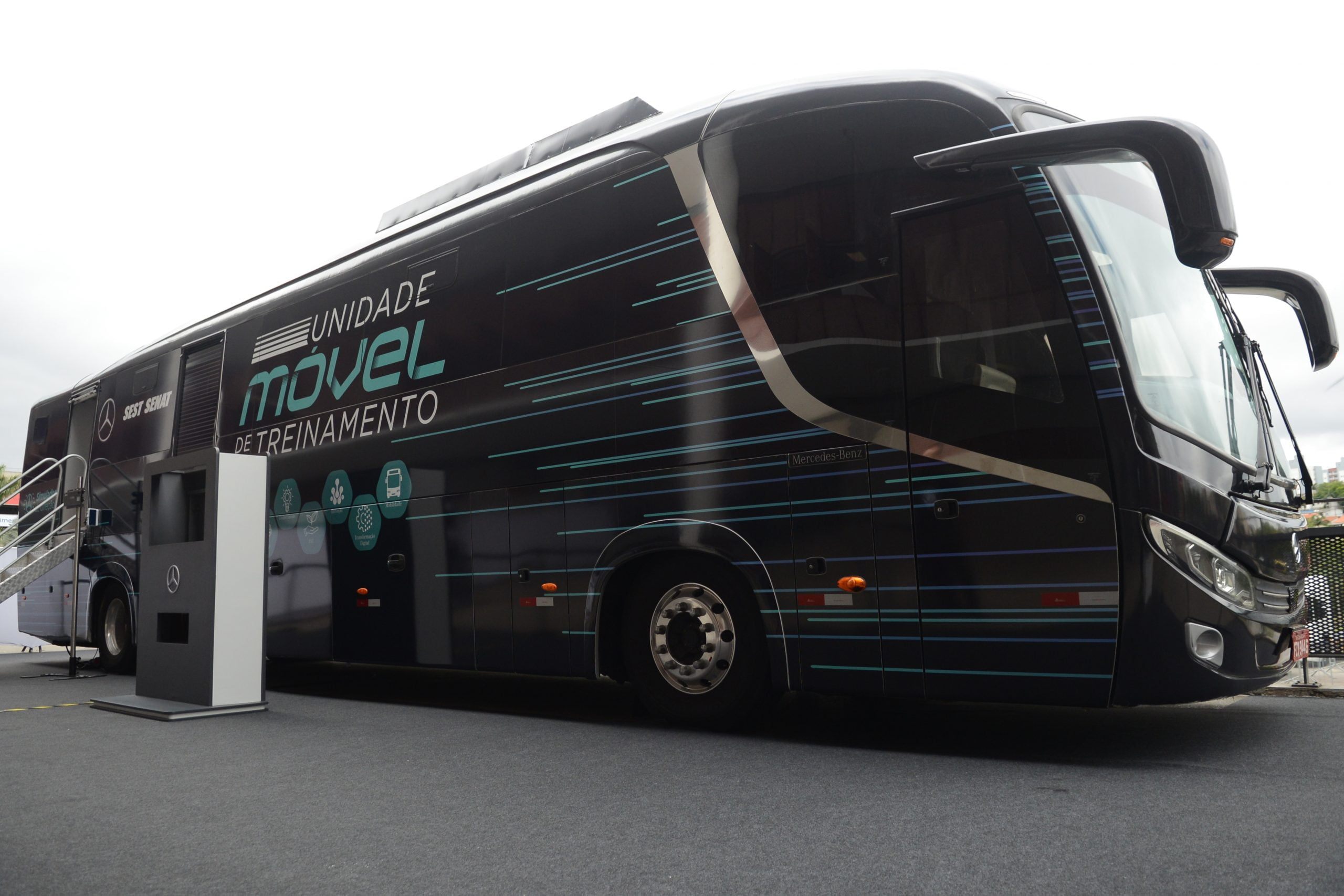 Ônibus Mercedes-Benz é transformado em sala de treinamento com simulador em parceira com SEST SENAT