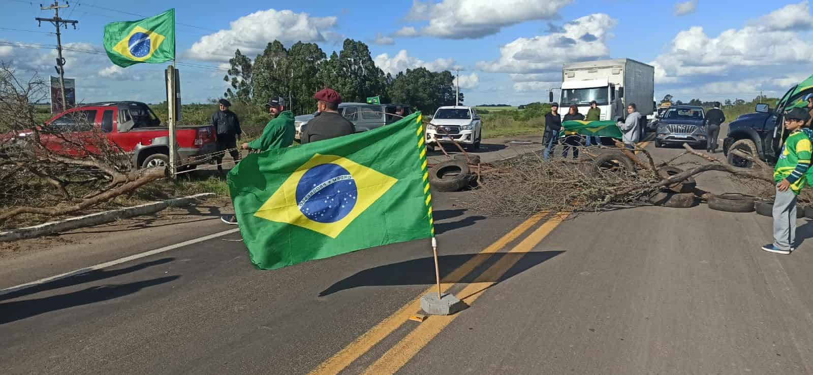 Manifestações bolsonaristas em rodovias causaram prejuízo R$ 800 milhões no setor de transporte de passageiros