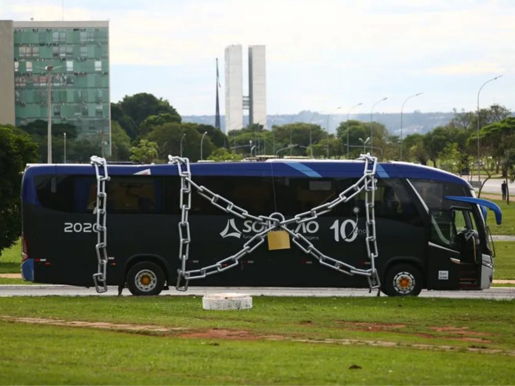DF: Em Brasília, protesto traz ônibus acorrentado para cobrar regulação de transporte fretado 2 Reproducao G1