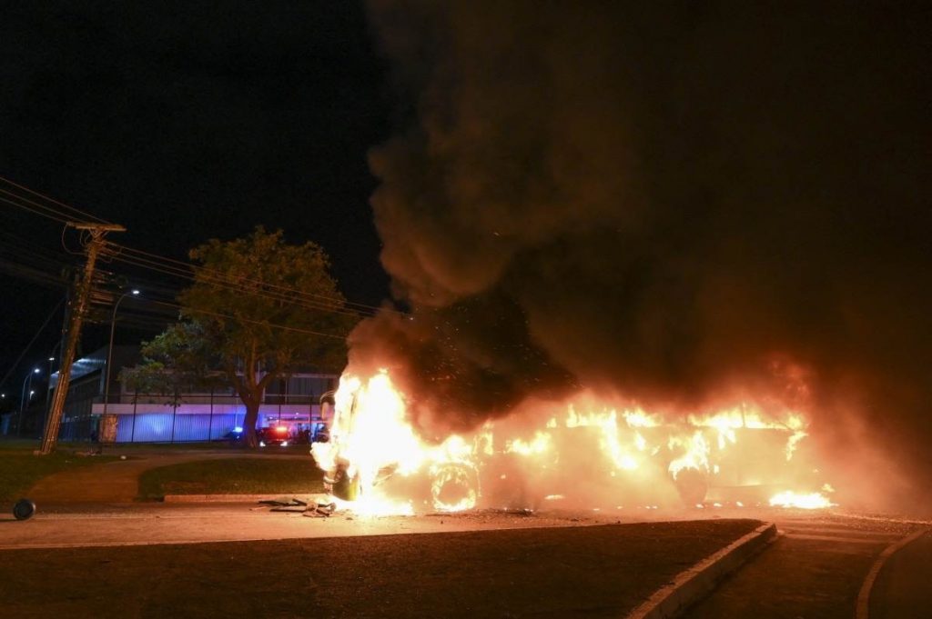 DF: Ônibus atrasam saída das garagens após 5 veículos serem incendiados em atos bolsonaristas em Brasília 10 000 333a2hc 27038306 Correio Braziliense