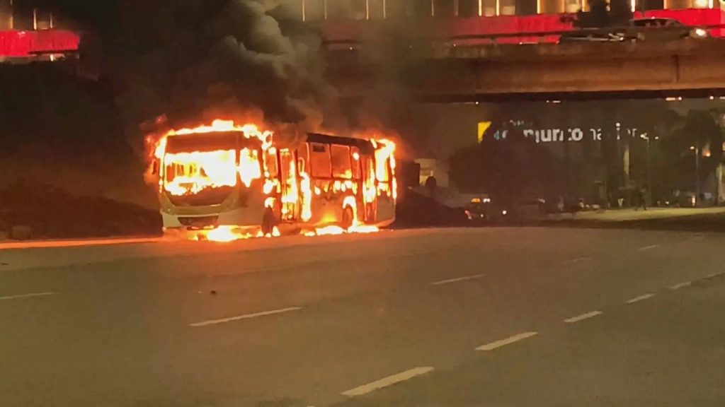DF: NTU repudia atos criminosos que culminaram com a queima de cinco ônibus em Brasília 9 Divulgacao CNN Brasil