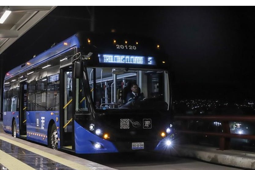 MOBILITAS CDMX TROLEBUS ELEVADOS FOTO NOTURNA DE UM VEICULO