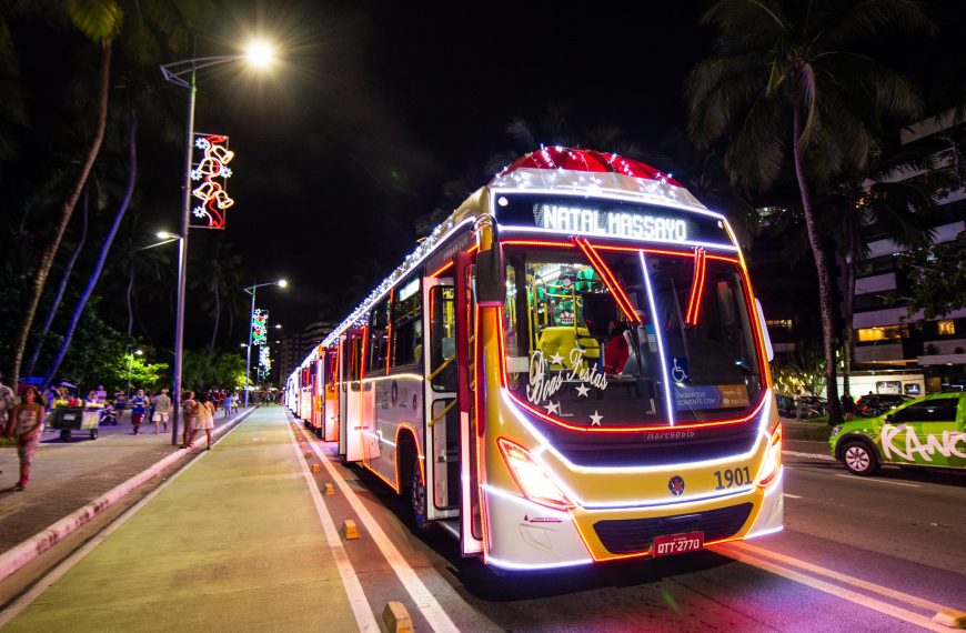AL: Ônibus de graça para conhecer iluminação de Natal na orla marítima estão disponíveis em Maceió
