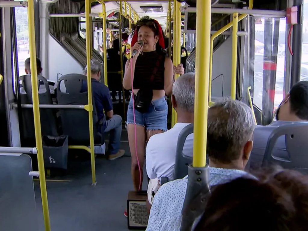 PE: Cantora se apresenta durante 12 horas por dia em ônibus no Grande Recife 2 Divulgacao G1 PE