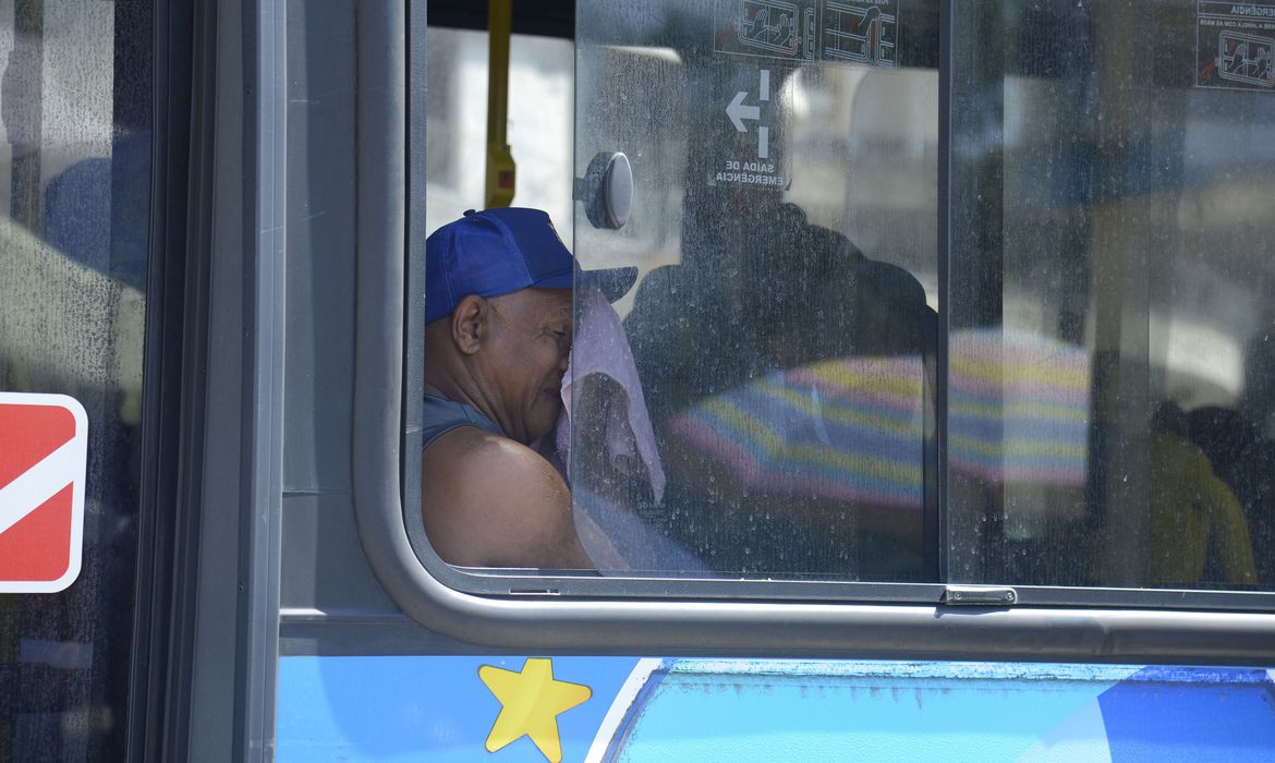 Rio de Janeiro corta subsídio para ônibus que circularem sem ar-condicionado