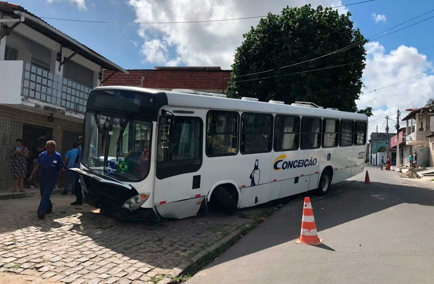 Natal: Após falha mecânica, ônibus sobe calçada e atinge tenda de loja em Felipe Camarão