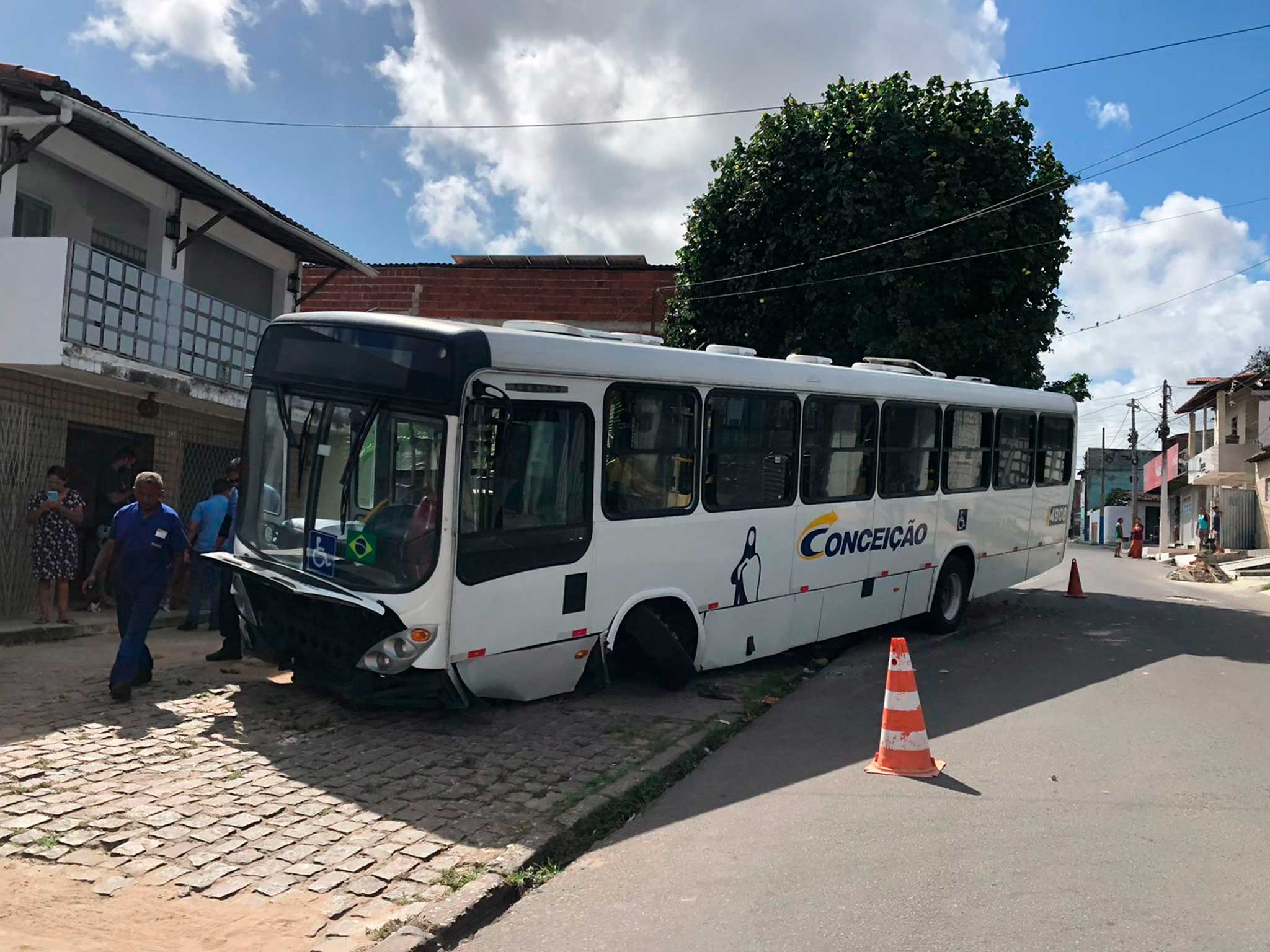 Natal: Após falha mecânica, ônibus sobe calçada e atinge tenda de loja em Felipe Camarão