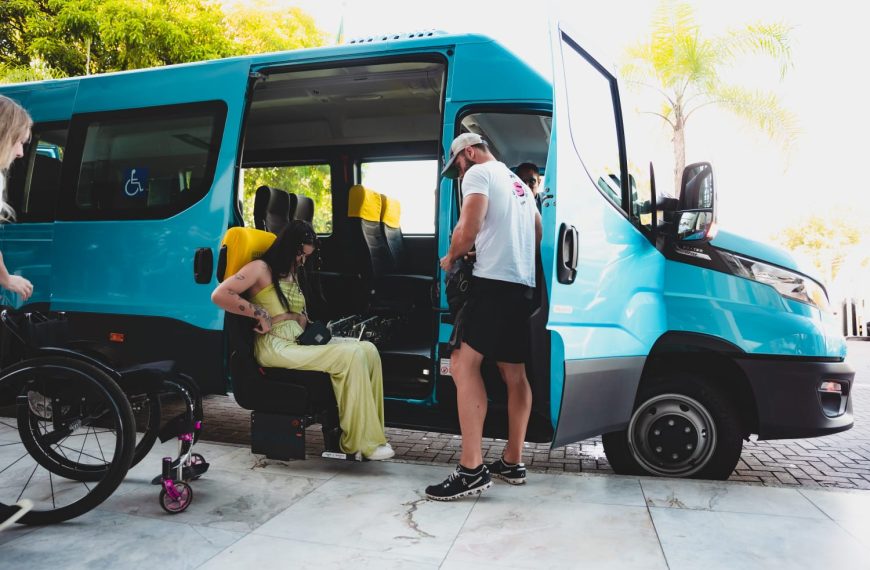 RJ: Iveco transporta pessoas com deficiência para o primeiro espaço acessível em bloco de carnaval