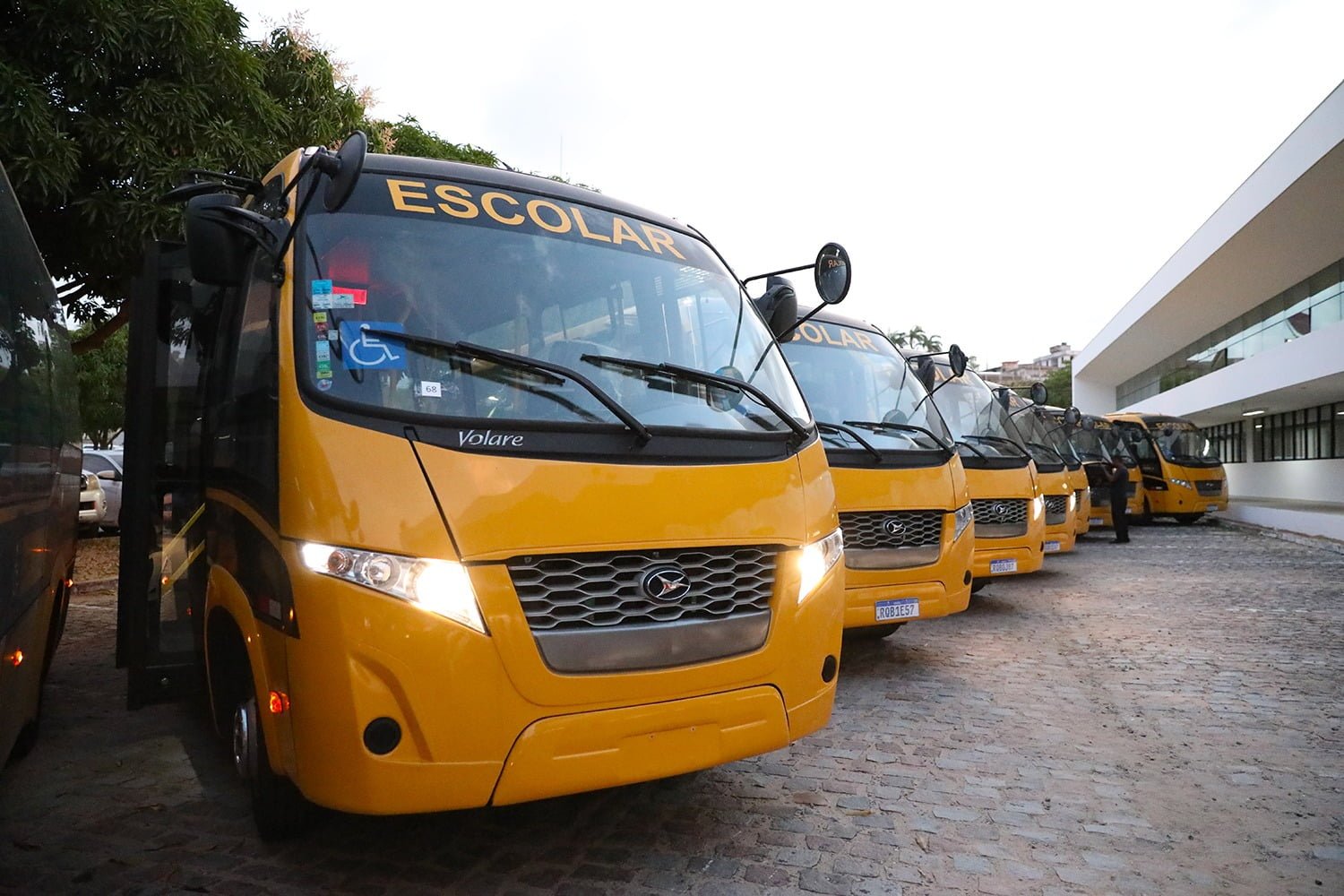 7 em cada 10 ônibus do programa “Caminho da Escola” vendidos em 2024 ainda não foram emplacados