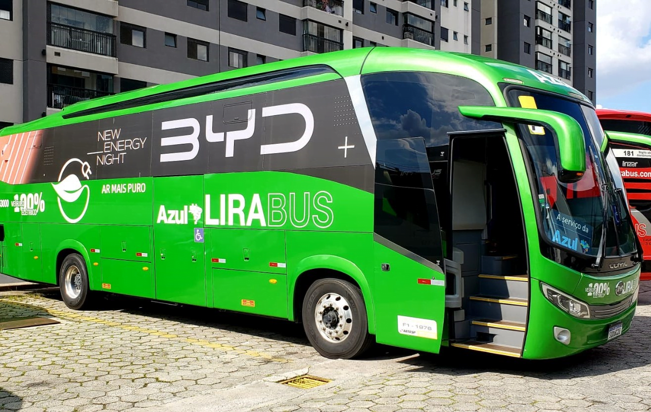 Lirabus e BYD iniciam operação de ônibus elétrico para transporte de passageiros da Azul Linhas Aéreas