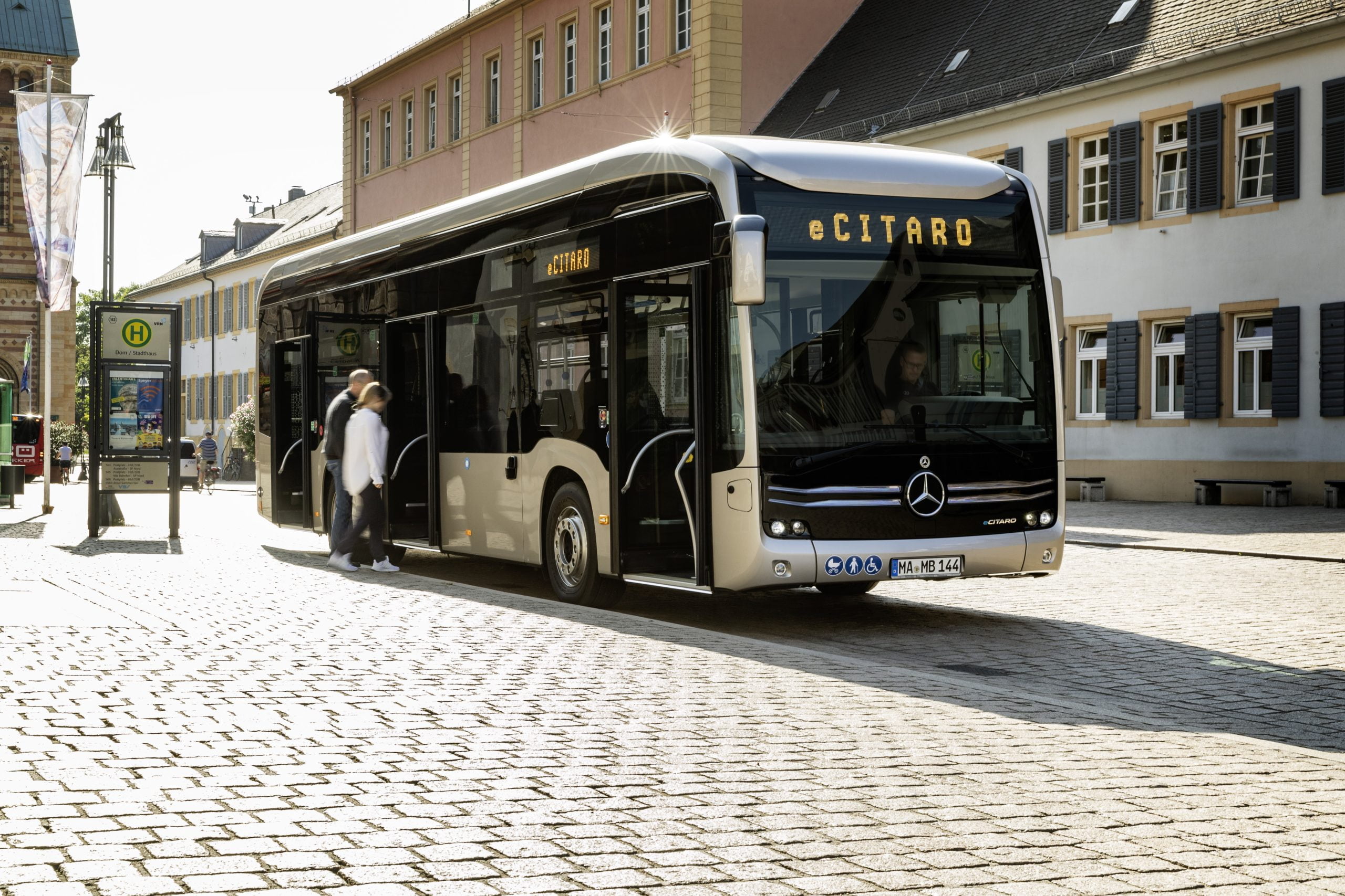 Internacional: Empresa de transporte público eletrifica região metropolitana de Hamburgo, na Alemanha, com ônibus da Mercedes-Benz