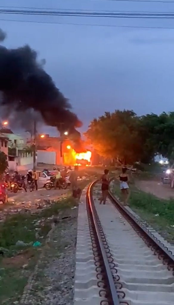 Após destruição de ônibus da Jardinense, empresas do transporte intermunicipal cancelam todas as viagens de amanhã 2 Divulgacao Redes Sociais