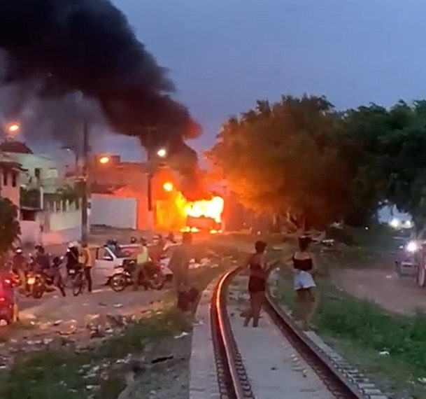 Após destruição de ônibus da Jardinense, empresas do transporte intermunicipal cancelam todas as viagens de amanhã