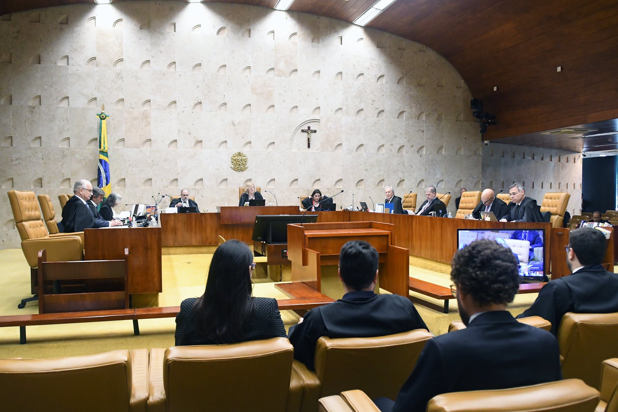 Serviços de transporte rodoviário podem ser concedidos mediante autorização, decide STF