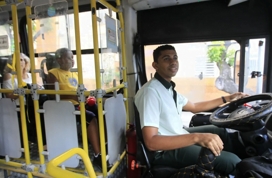 RJ: Motorista de ônibus faz plaquinha para garantir assento de criança autista