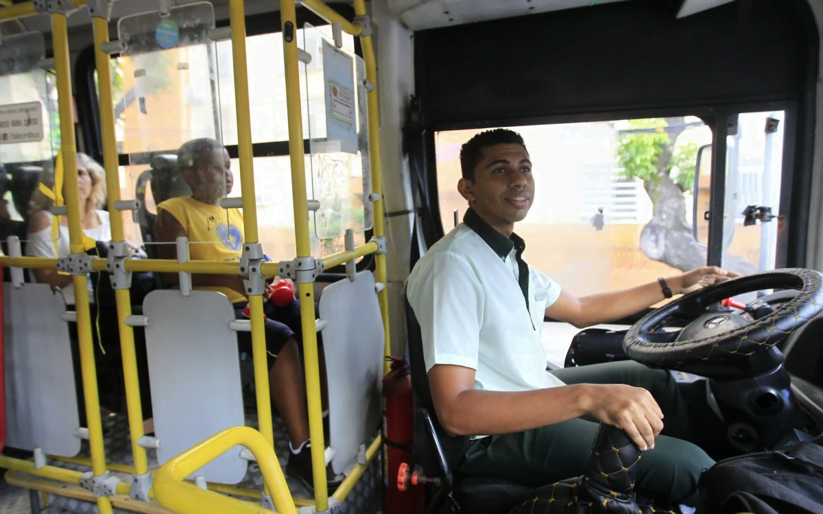 RJ: Motorista de ônibus faz plaquinha para garantir assento de criança autista