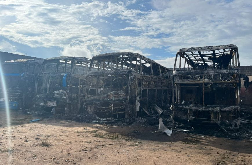 Após destruição de mais um ônibus, Natal volta a ficar sem atendimento de transporte público; Confira situação da circulação dos ônibus no RN