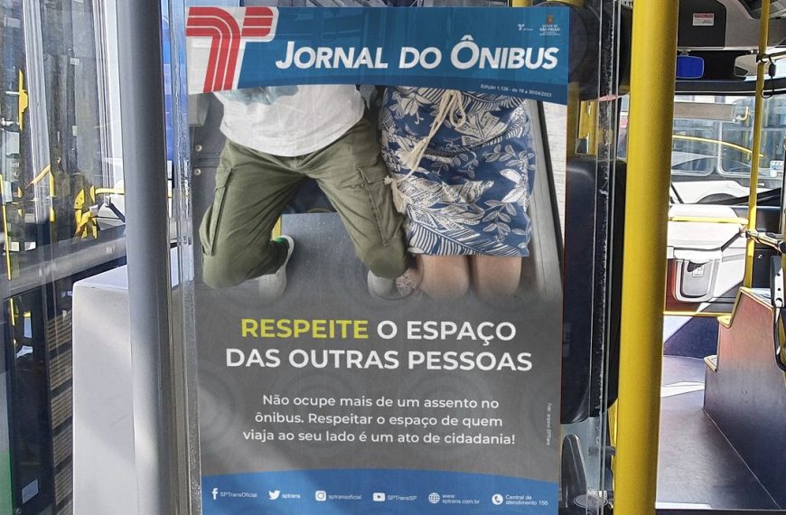 SP tem campanha contra pernas abertas no transporte: ‘Respeite o espaço do outro’