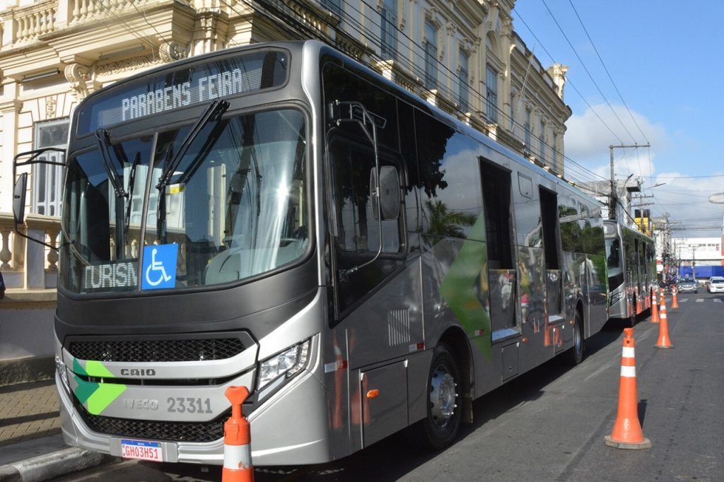 BA: BRT de Feira de Santana conta com novos ônibus Iveco 10 Rosa Feira de Santana 4