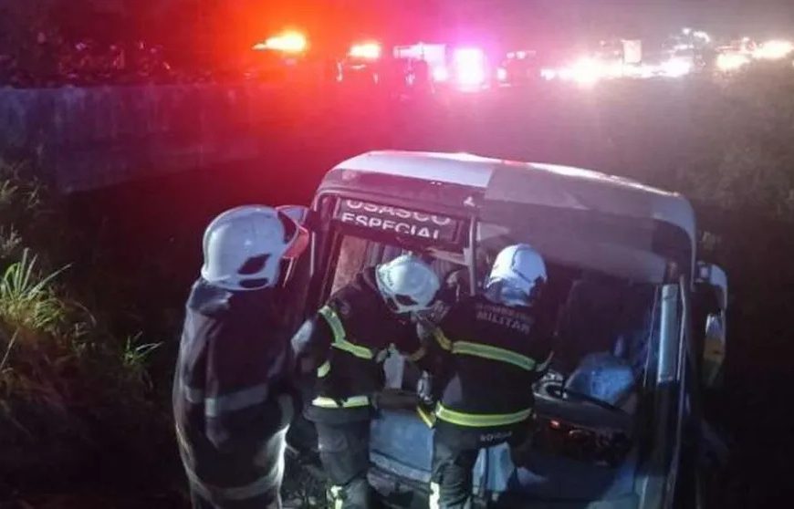 CE: Acidente com ônibus que caiu em ribanceira na Grande Fortaleza deixou seis pessoas em estado grave