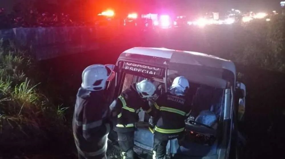 CE: Acidente com ônibus que caiu em ribanceira na Grande Fortaleza deixou seis pessoas em estado grave 9 Divulgacao Corpo de Bombeiros do CE