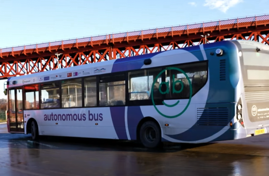 Internacional: Ônibus sem motoristas estão circulando no Reino Unido