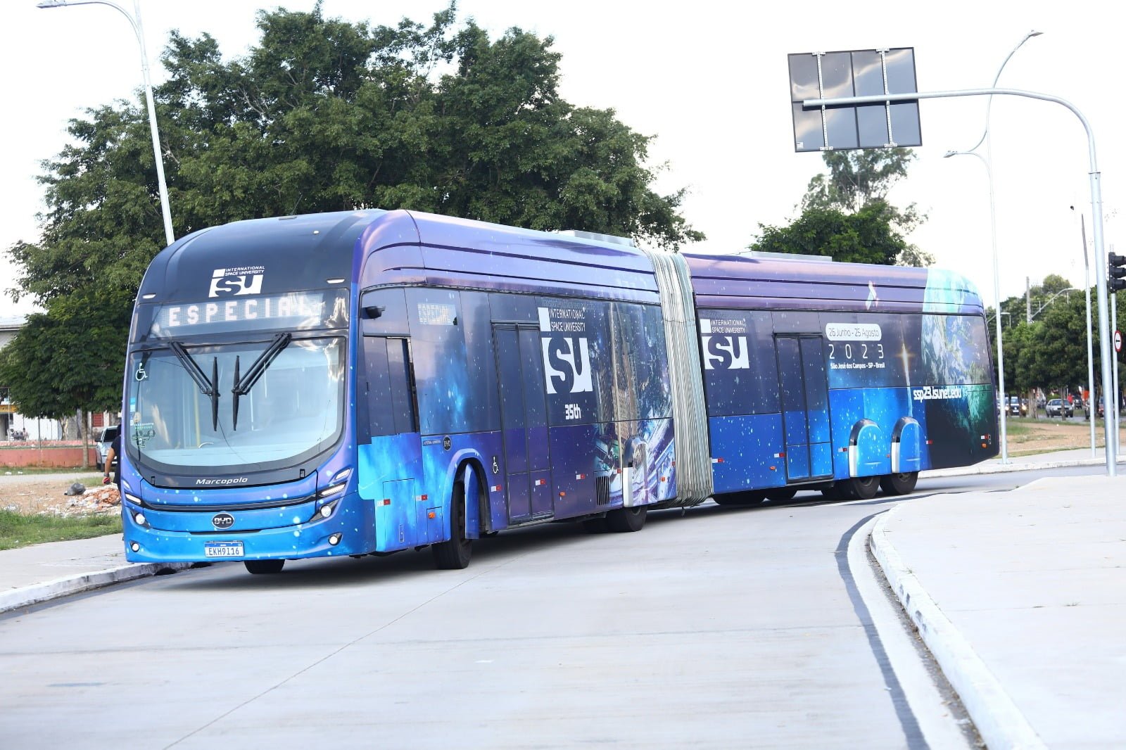 SP: Ônibus elétrico da BYD em São José dos Campos divulga maior evento de estudos espaciais do mundo