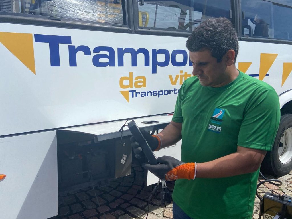 Despoluir: Programa faz demonstração de como mede emissão de poluentes em ônibus 2 Divulgacao FETRONOR