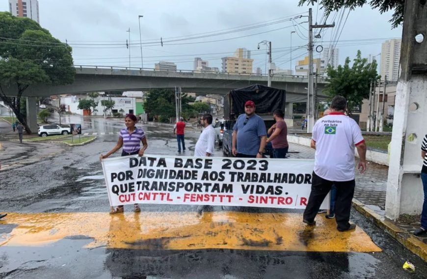 Motoristas de ônibus paralisam serviço de transporte público durante protesto em Natal