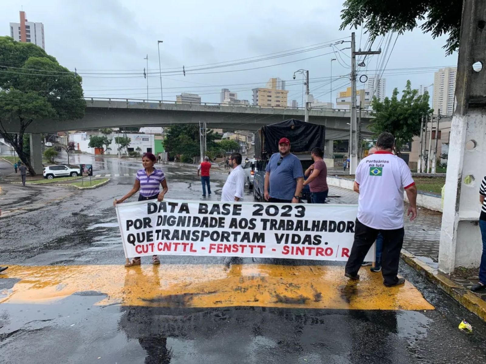 Motoristas de ônibus paralisam serviço de transporte público durante protesto em Natal