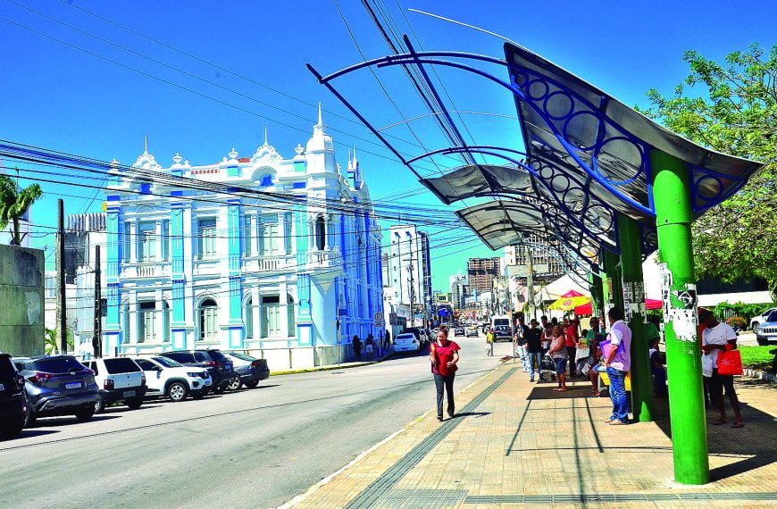 Usuários de transporte público sofrem com abrigos destruídos em Natal