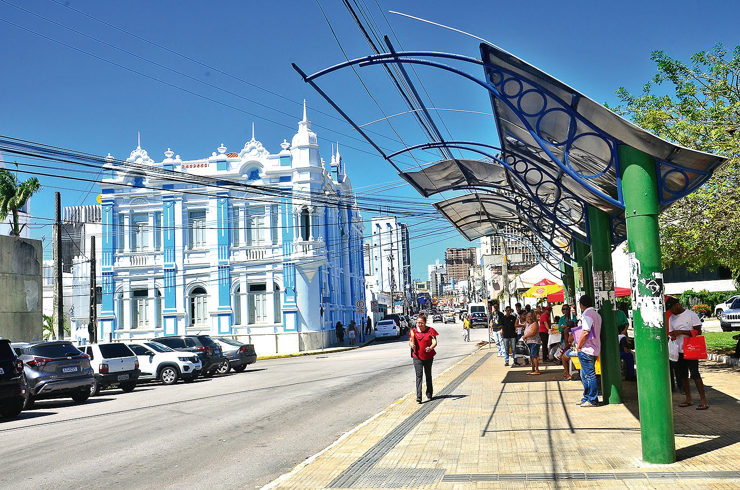 Usuários de transporte público sofrem com abrigos destruídos em Natal