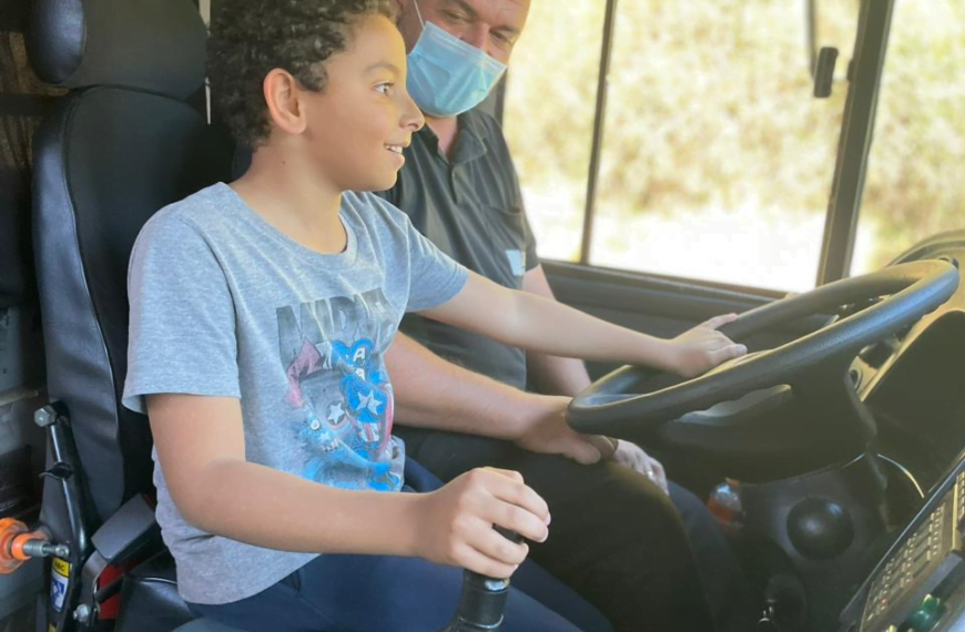 RJ: Busólogo mirim realiza sonho ao visitar garagem da Turp Transporte